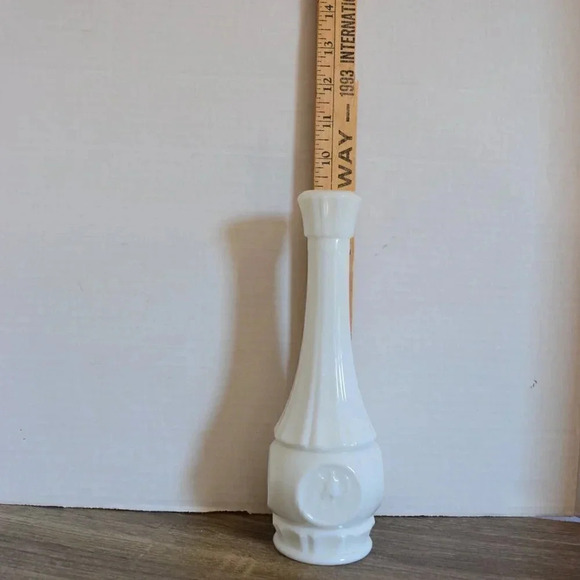 Vintage  Milk Glass Eagle Vase - Picture 8 of 8